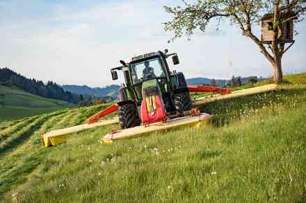 © Countrypixel - stock.adobe.com Traktor bei der Heuernte