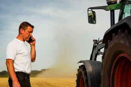 © Countrypixel - stock.adobe.com Landwirt neben Traktor