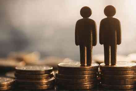 Figuren auf Münzstapel