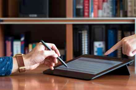 © katja - stock.adobe.com Personen bedienen Tablet