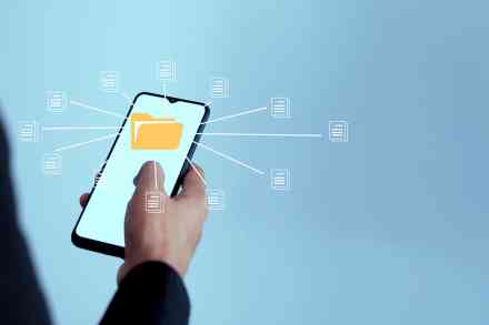 © K2Kstock - stock.adobe.com Mobiltelefon mit Akten Icon