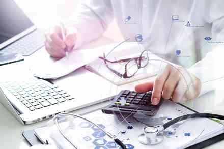 © everythingpossible - stock.adobe.com Arzt arbeitet am Laptop