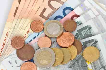 © DerL - stock.adobe.com Euromünzten und -scheine