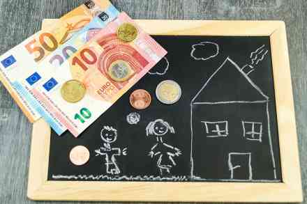 © Steidi - stock.adobe.com Kinderzeichnung und Geld