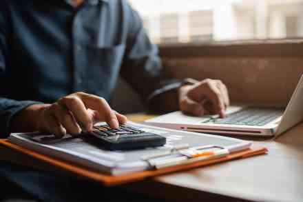 Geschäftsmann beim Finanzen erledigen