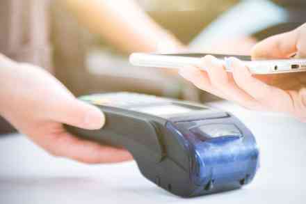 © fanjianhua - stock.adobe.com Kartenzahlungsgerät und Mobiltelefon