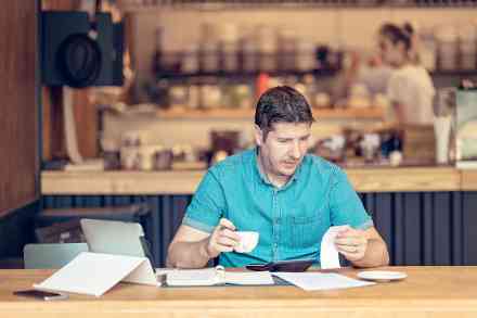 © dpVUE .images - stock.adobe.com Mann trinkt Kaffee