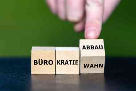© Frank H. - stock.adobe.com Würfel mit der Aufschrift Bürokratieabbau