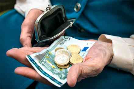 © Alexander Raths - stock.adobe.com Person mit Bargeld