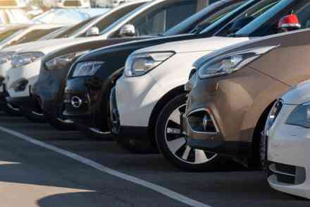 © scharfsinn86 - stock.adobe.com Parkende Autos